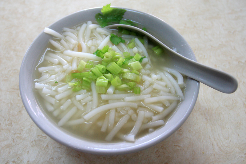 看在柯老大的面子,那就再点个"招牌菜"看看吧!喔,跟我常吃的米粉不太一样.此餐里最便宜的,NT$25元.