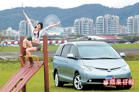 拥有主动式转向氙气头灯的Previa,标准售价为164万8000元,如果加配Navi卫星导航系统的话,售价则是169万8000元。