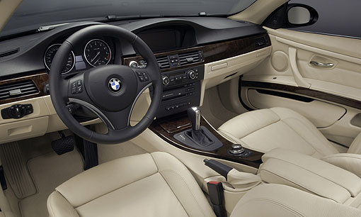 在車身內部,BMW一貫簡潔就手的內裝線條依舊,寬敞的空間亦同時兼顧了實用性。